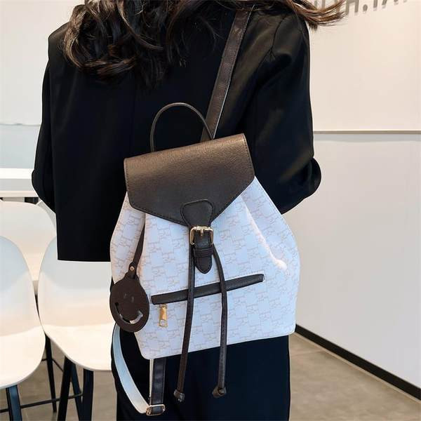 Dviejų spalvų moteriška kelioninė kuprinė su raktų pakabuku