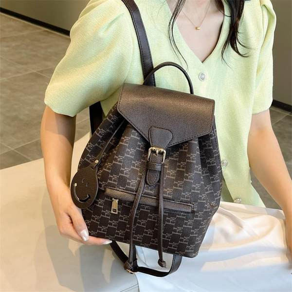 Dviejų spalvų moteriška kelioninė kuprinė su raktų pakabuku