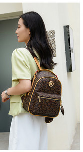 Γυναικείο κομψό σακίδιο πλάτης με μεταλλικό στοιχείο και διακόσμηση κλειδαριάς