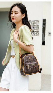 Γυναικείο κομψό σακίδιο πλάτης με μεταλλικό στοιχείο και διακόσμηση κλειδαριάς