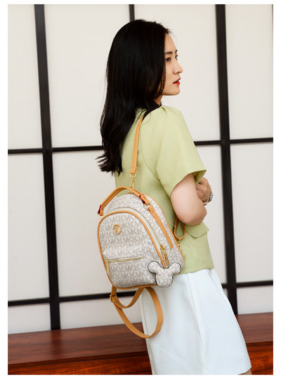 Γυναικείο κομψό σακίδιο πλάτης με μεταλλικό στοιχείο και διακόσμηση κλειδαριάς