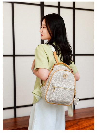 Γυναικείο κομψό σακίδιο πλάτης με μεταλλικό στοιχείο και διακόσμηση κλειδαριάς