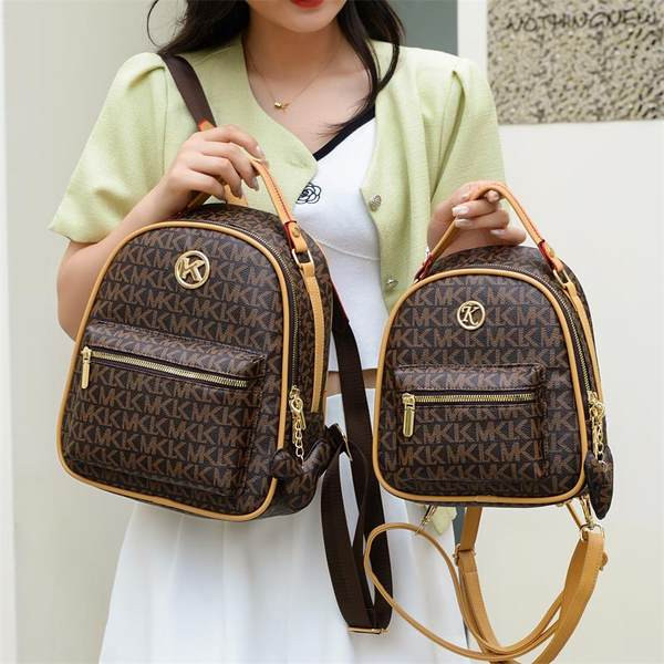 Γυναικείο κομψό σακίδιο πλάτης με μεταλλικό στοιχείο και διακόσμηση κλειδαριάς