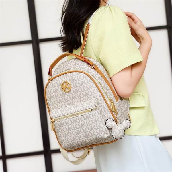 Γυναικείο κομψό σακίδιο πλάτης με μεταλλικό στοιχείο και διακόσμηση κλειδαριάς