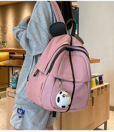 Švarus moteriškos kuprinės modelis su raktų laikikliu