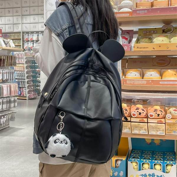 Švarus moteriškos kuprinės modelis su raktų laikikliu