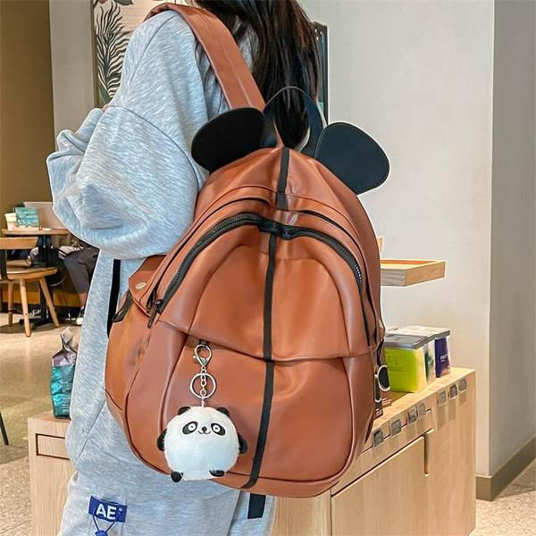 Švarus moteriškos kuprinės modelis su raktų laikikliu