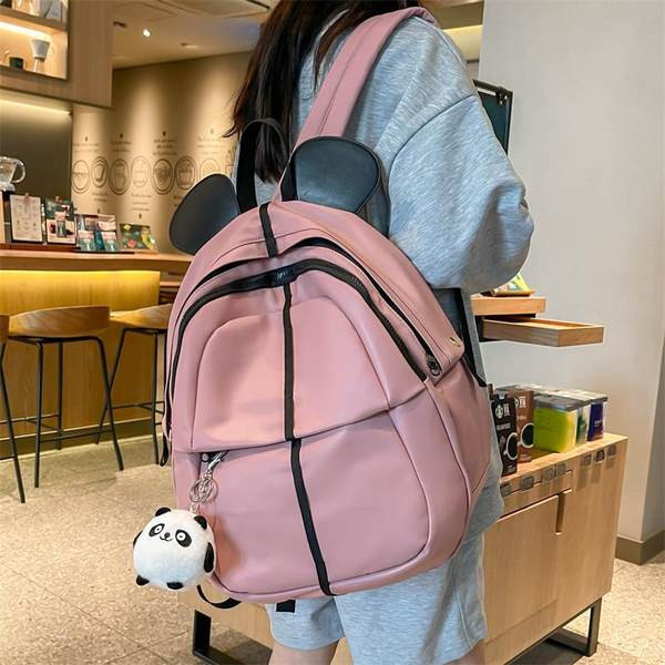 Švarus moteriškos kuprinės modelis su raktų laikikliu