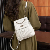 Μοντέρνο γυναικείο δερμάτινο σακίδιο πλάτης με μεταλλικό κούμπωμα