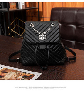 Μοντέρνο γυναικείο δερμάτινο σακίδιο πλάτης με μεταλλικό κούμπωμα