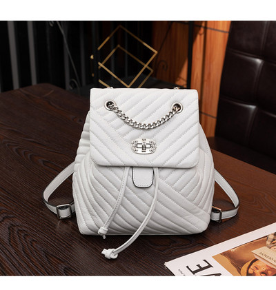 Μοντέρνο γυναικείο δερμάτινο σακίδιο πλάτης με μεταλλικό κούμπωμα