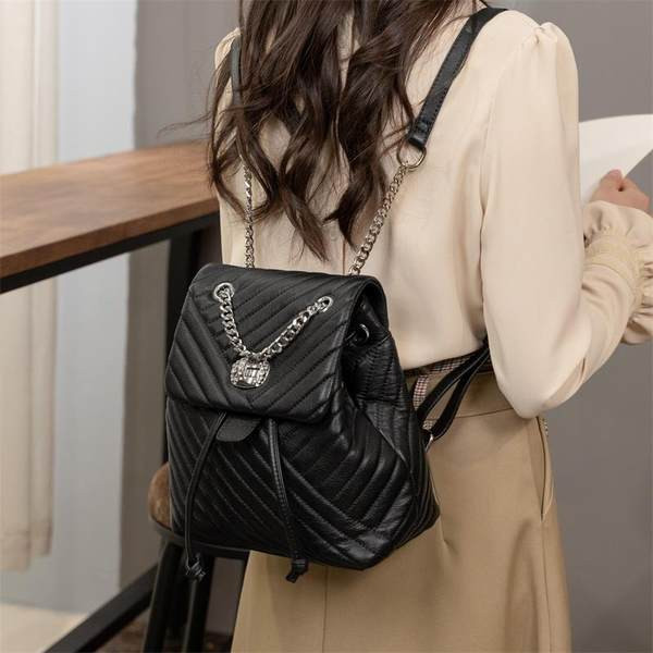 Μοντέρνο γυναικείο δερμάτινο σακίδιο πλάτης με μεταλλικό κούμπωμα