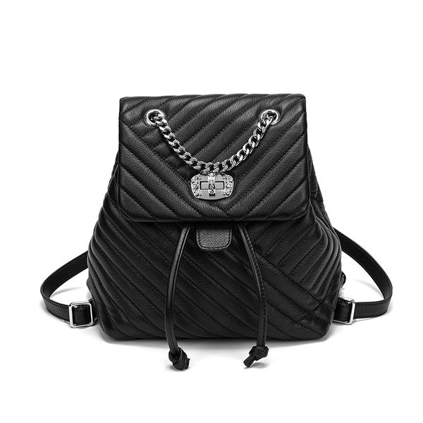 Μοντέρνο γυναικείο δερμάτινο σακίδιο πλάτης με μεταλλικό κούμπωμα