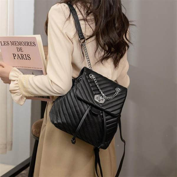 Μοντέρνο γυναικείο δερμάτινο σακίδιο πλάτης με μεταλλικό κούμπωμα