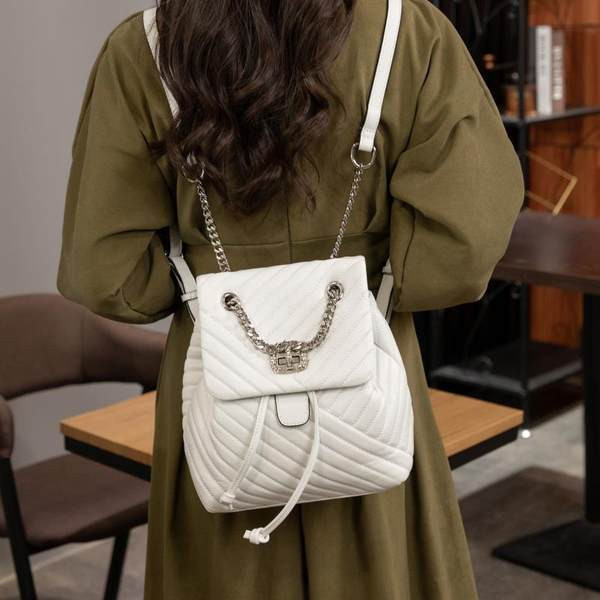 Μοντέρνο γυναικείο δερμάτινο σακίδιο πλάτης με μεταλλικό κούμπωμα