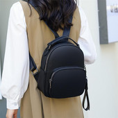 Γυναικείο σακίδιο πλάτης καθαρού σχεδιασμού από τεχνητό δέρμα με μπροστινή τσέπη και κλείσιμο με φερμουάρ