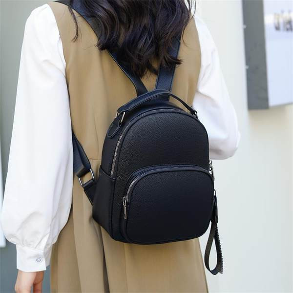 Γυναικείο σακίδιο πλάτης καθαρού σχεδιασμού από τεχνητό δέρμα με μπροστινή τσέπη και κλείσιμο με φερμουάρ