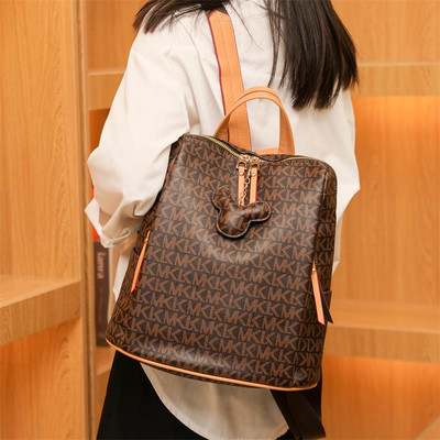 Κομψό γυναικείο σακίδιο πλάτης από οικολογικό δέρμα με διακόσμηση μπρελόκ