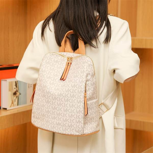 Κομψό γυναικείο σακίδιο πλάτης από οικολογικό δέρμα με διακόσμηση μπρελόκ