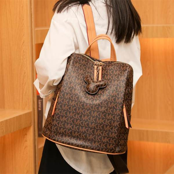 Κομψό γυναικείο σακίδιο πλάτης από οικολογικό δέρμα με διακόσμηση μπρελόκ