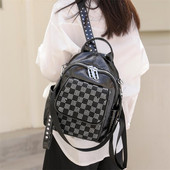 Naiste seljakott male ja kividega