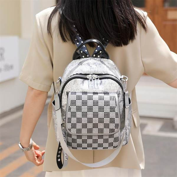 Naiste seljakott male ja kividega