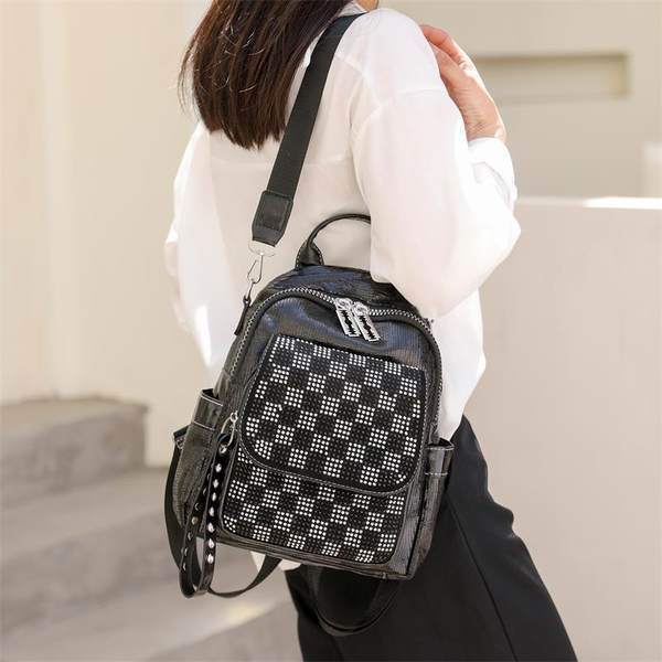 Naiste seljakott male ja kividega