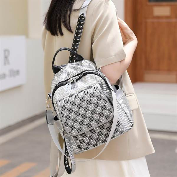 Naiste seljakott male ja kividega