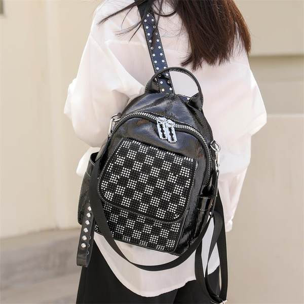 Naiste seljakott male ja kividega