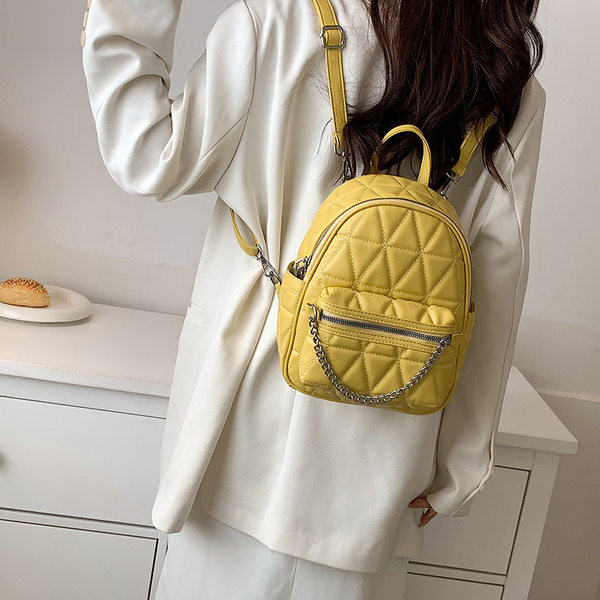 Γυναικείο σακίδιο πλάτης με διακοσμητική ασημένια αλυσίδα