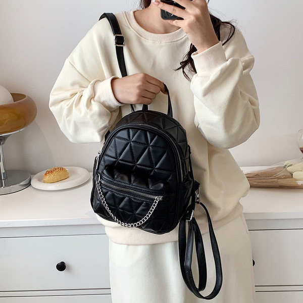 Γυναικείο σακίδιο πλάτης με διακοσμητική ασημένια αλυσίδα