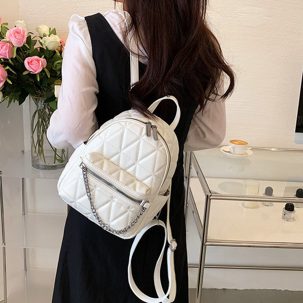 Γυναικείο σακίδιο πλάτης με διακοσμητική ασημένια αλυσίδα