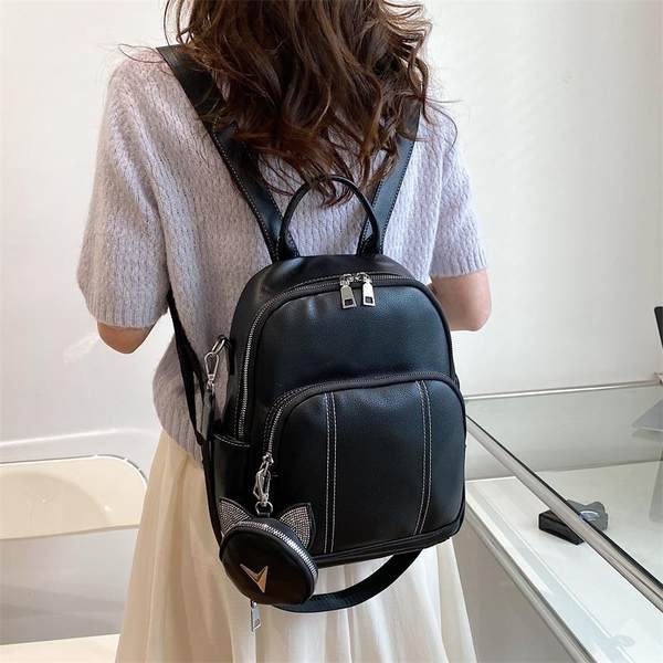 Γυναικείο δερμάτινο σακίδιο πλάτης με μπρελόκ και κλείσιμο με φερμουάρ