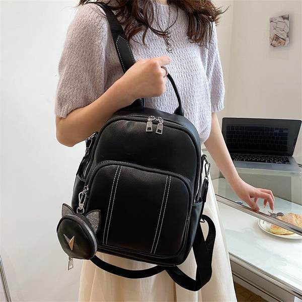 Γυναικείο δερμάτινο σακίδιο πλάτης με μπρελόκ και κλείσιμο με φερμουάρ