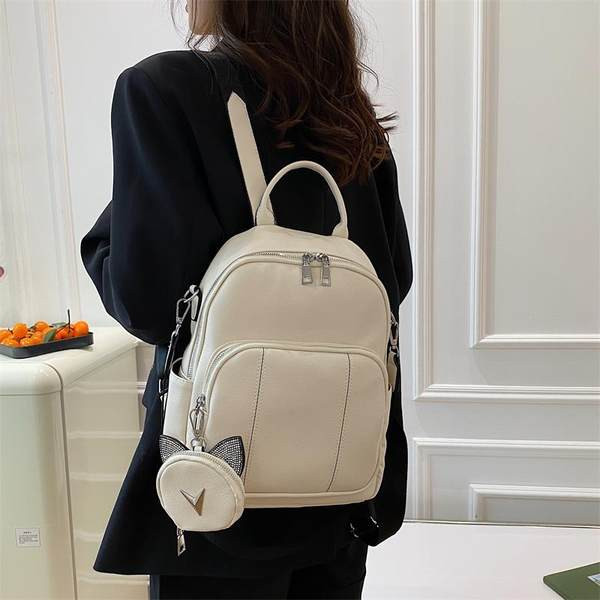 Γυναικείο δερμάτινο σακίδιο πλάτης με μπρελόκ και κλείσιμο με φερμουάρ