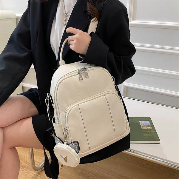 Γυναικείο δερμάτινο σακίδιο πλάτης με μπρελόκ και κλείσιμο με φερμουάρ