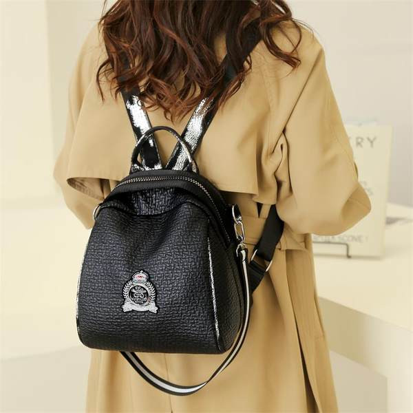 Moteriška kuprinė su dekoratyviniu elementu ir užrašu