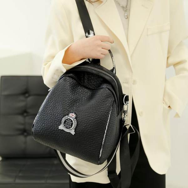 Moteriška kuprinė su dekoratyviniu elementu ir užrašu