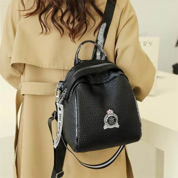 Moteriška kuprinė su dekoratyviniu elementu ir užrašu