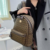 Női bőr hátizsák elülső zsebbel és fém elemmel