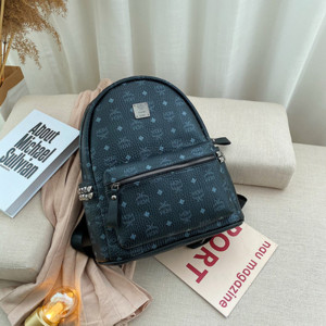 Női bőr hátizsák elülső zsebbel és fém elemmel