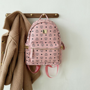 Női bőr hátizsák elülső zsebbel és fém elemmel