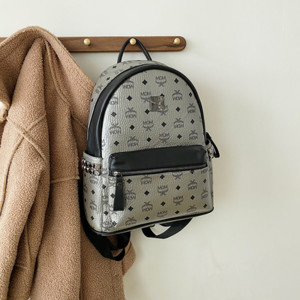 Női bőr hátizsák elülső zsebbel és fém elemmel