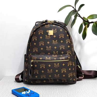 Női bőr hátizsák elülső zsebbel és fém elemmel