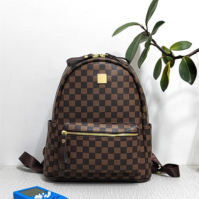 Női bőr hátizsák elülső zsebbel és fém elemmel