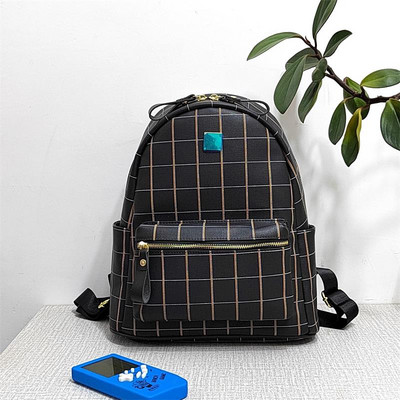 Női bőr hátizsák elülső zsebbel és fém elemmel