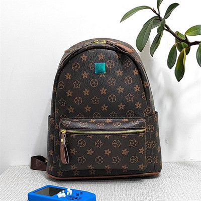 Női bőr hátizsák elülső zsebbel és fém elemmel