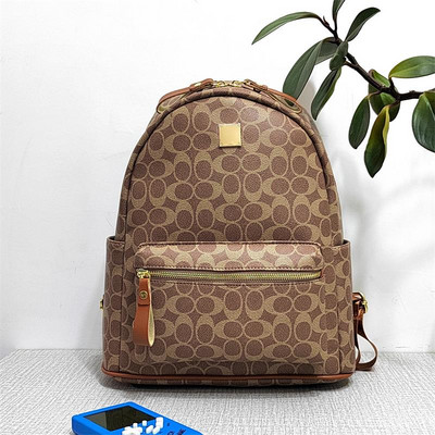 Női bőr hátizsák elülső zsebbel és fém elemmel