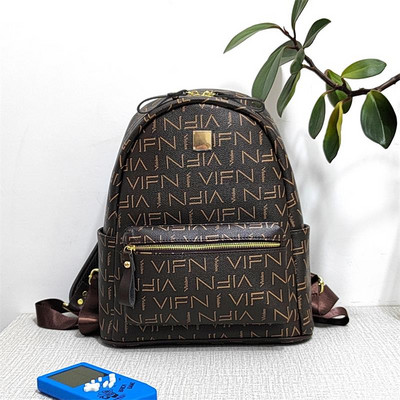 Női bőr hátizsák elülső zsebbel és fém elemmel