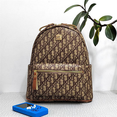 Női bőr hátizsák elülső zsebbel és fém elemmel